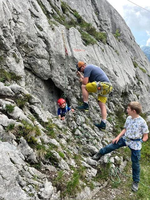 Laufener Hütte mit der Familiengruppe | © DAV Laufen